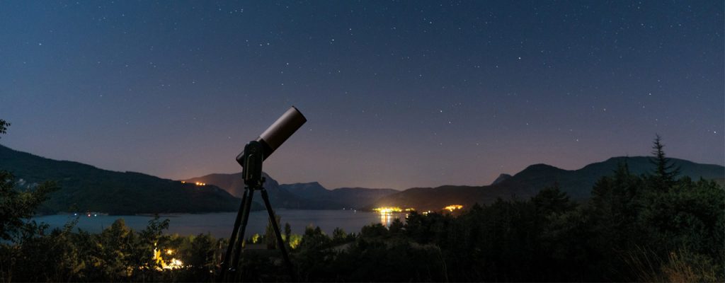 星空と望遠鏡の画像