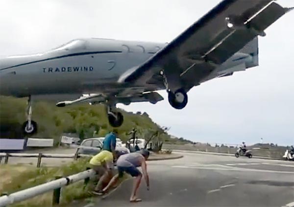 ギリギリの飛行場トレードウインド空港