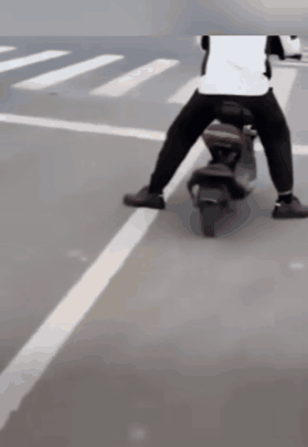 車に足を踏まれる