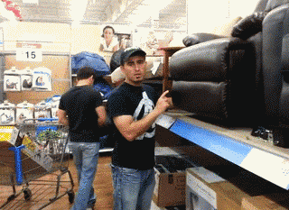 ソファからアッパーをもらう