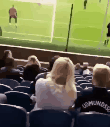 シュートが客席の女性にヘッドショット