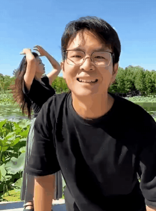 カメラに夢中で池に落ちる