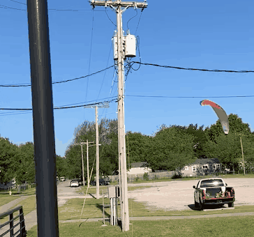 パラグライダー電線に引っかかる