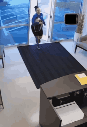 笑顔で挨拶の後の転倒