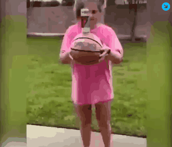 ペットボトルが股間に直撃